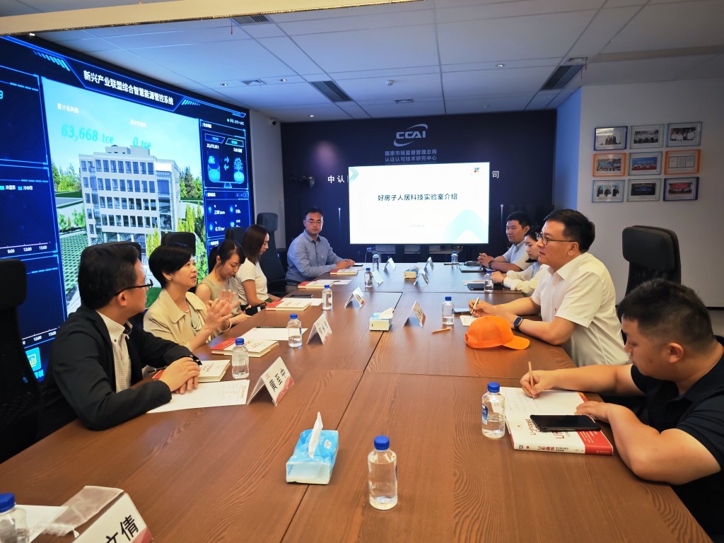 何永賢又稱,中碳數字實驗室的中央數據管理平台和開放式環境管控系統很具啟發性。何永賢FB圖片 何永賢又稱,中碳數字實驗室的中央數據管理平台和開放式環境管控系統很具啟發性。何永賢FB圖片