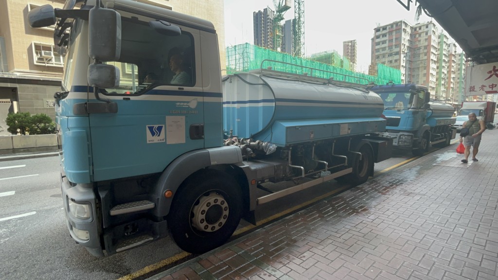 水務署派出水車給住戶使用。 水務署派出水車給住戶使用。