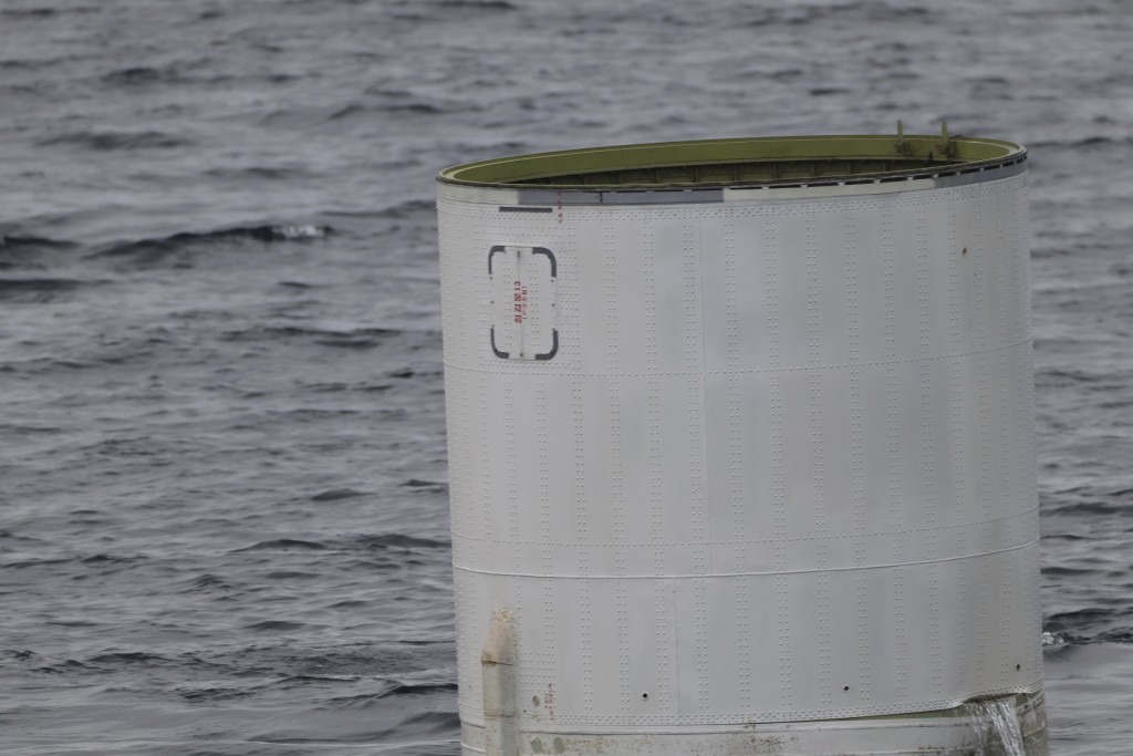 漂浮在海上的圓柱形物件，初步判斷物體是火箭第一級與第二級之間的連接體。AP
