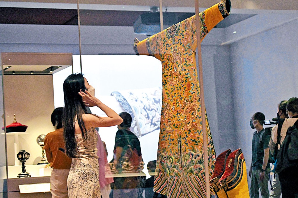 故宮館終開放，一名女士欣賞古代帝皇服飾。