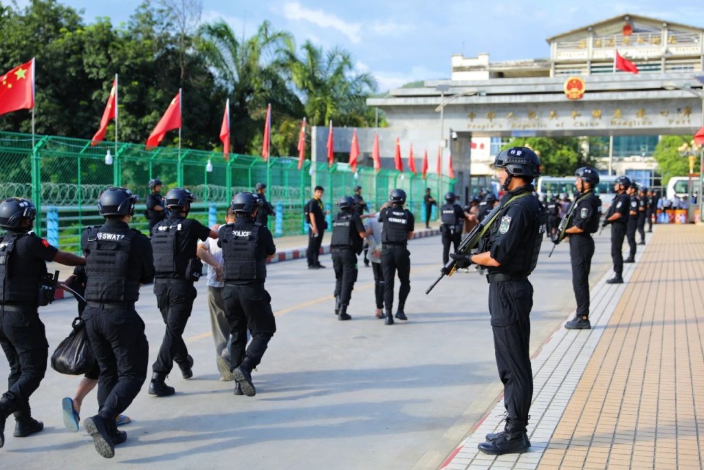 过百名缅北的电骗疑犯被送回云南。央视