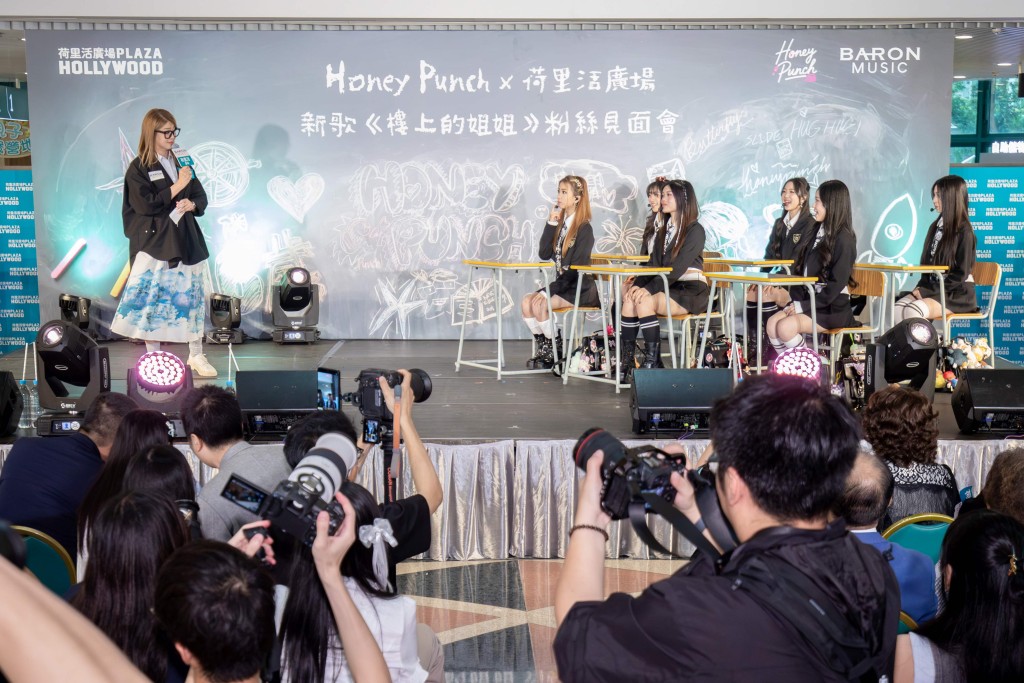 謝茜嘉為粉絲見面會擔任司儀，並化身老師即場與Honey Punch上音樂堂。