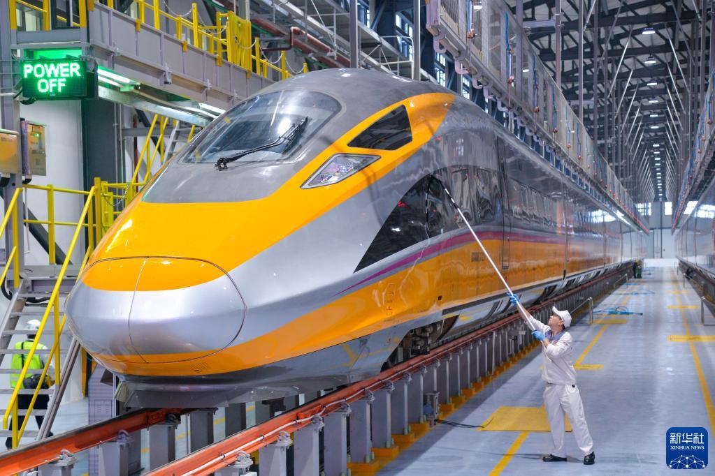 与中国合作印尼雅万高铁列车试行，时速首达每小时350公里。 新华社