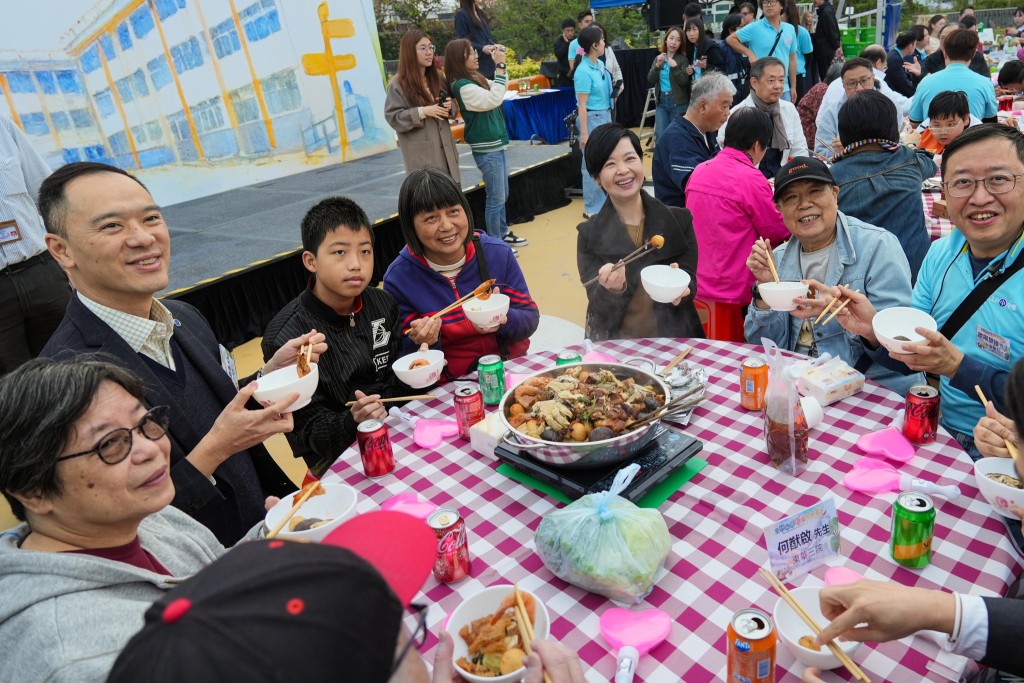 何永賢探訪攸壆路簡約公屋,並參加盆菜宴。何永賢FB圖片 何永賢探訪攸壆路簡約公屋,並參加盆菜宴。何永賢FB圖片