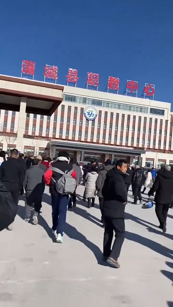 當地人不滿警方調查結果,怒而包圍涉事校園。 當地人不滿警方調查結果,怒而包圍涉事校園。