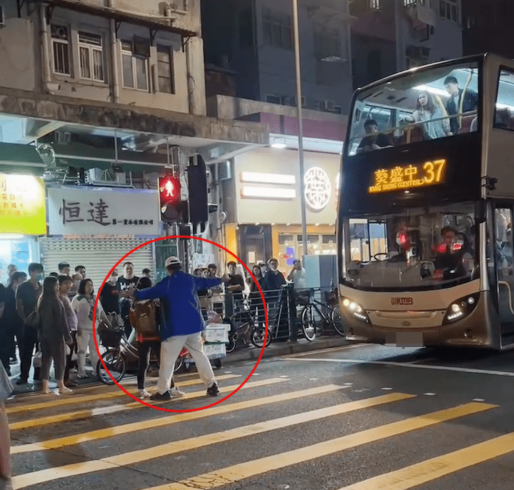 大叔以身擋住女學生，並揮手示意巴士開走。