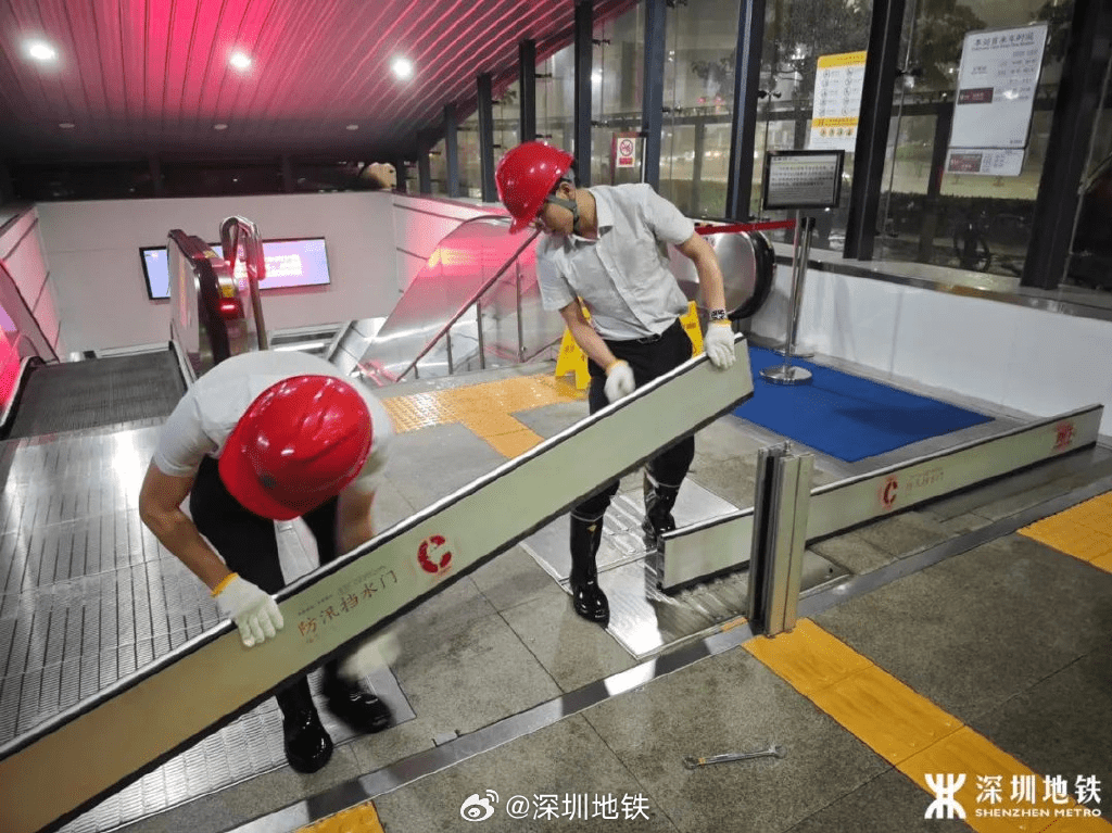 地鐵工作人員為回復正常營運努力。