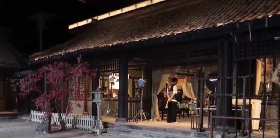 游客只需约300元就可以在横店体验做主角的滋味。央视截图