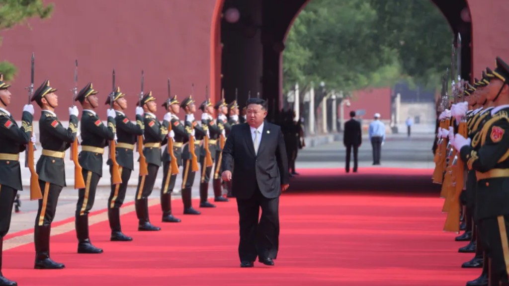 北韓中央電視台播出金正恩訪華出席「九三閱兵」紀錄片。 北韓中央電視台播出金正恩訪華出席「九三閱兵」紀錄片。