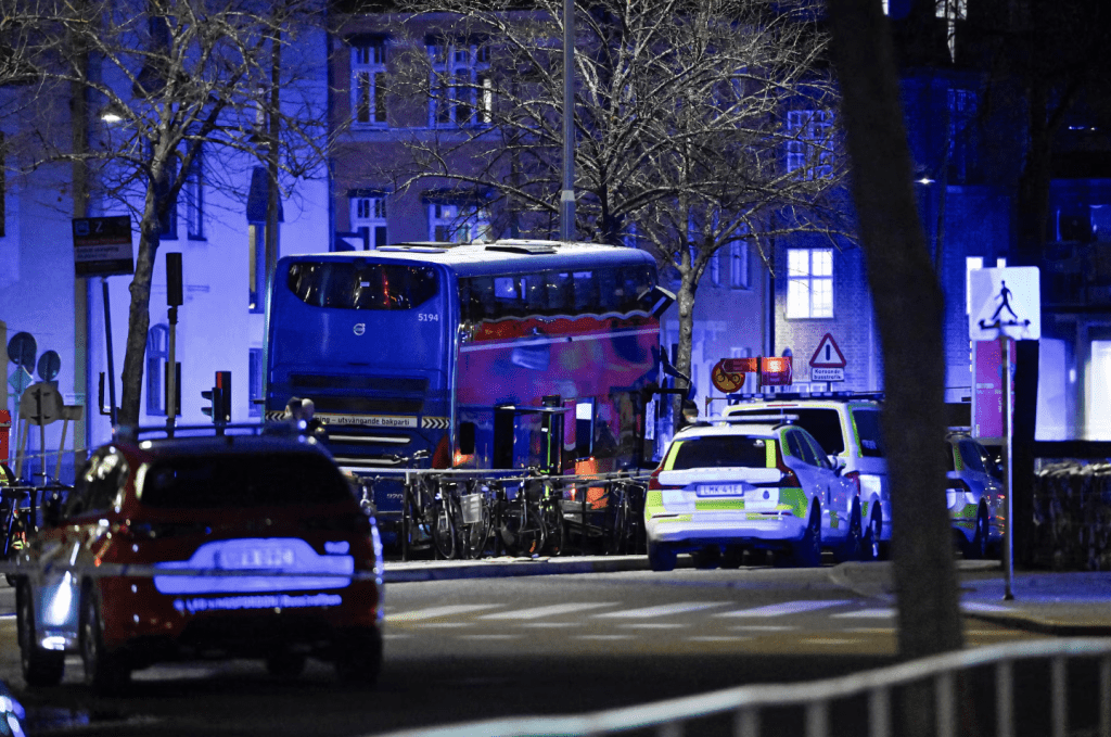 瑞典首都斯德哥爾摩周五(15日)發生嚴重交通意外,一輛城巴在市中心撞上巴士站,造成多人死傷。路透社 瑞典首都斯德哥爾摩周五(15日)發生嚴重交通意外,一輛城巴在市中心撞上巴士站,造成多人死傷。路透社