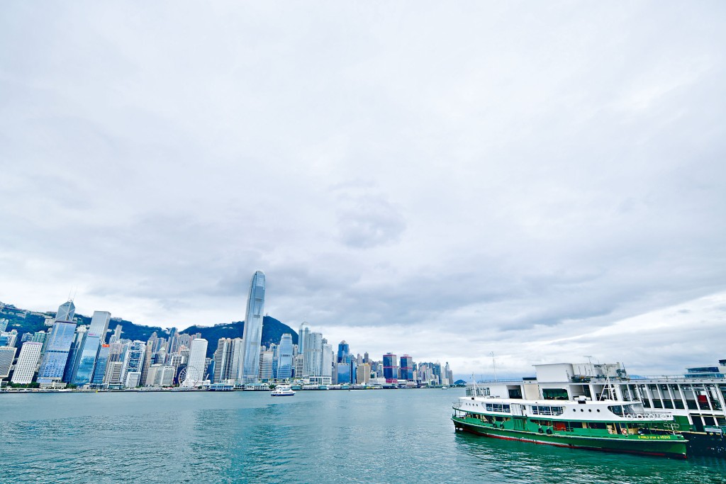 颱風「小犬」逐漸靠近香港，3號強風信號預計至少維持至今日中午。