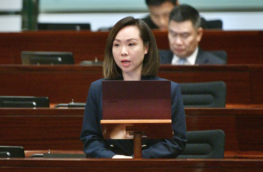 立法會議員陳家珮今日(25日)就狗隻便溺污染公眾地方提出質詢。資料圖片 立法會議員陳家珮今日(25日)就狗隻便溺污染公眾地方提出質詢。資料圖片