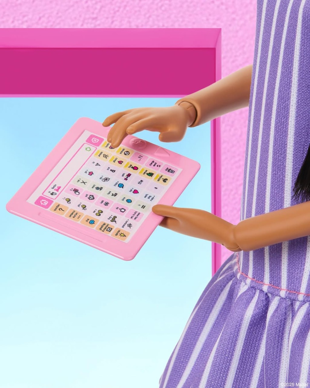 自閉症Barbie還配備了一部輔助溝通平板電腦。（圖片來源：Mattel）