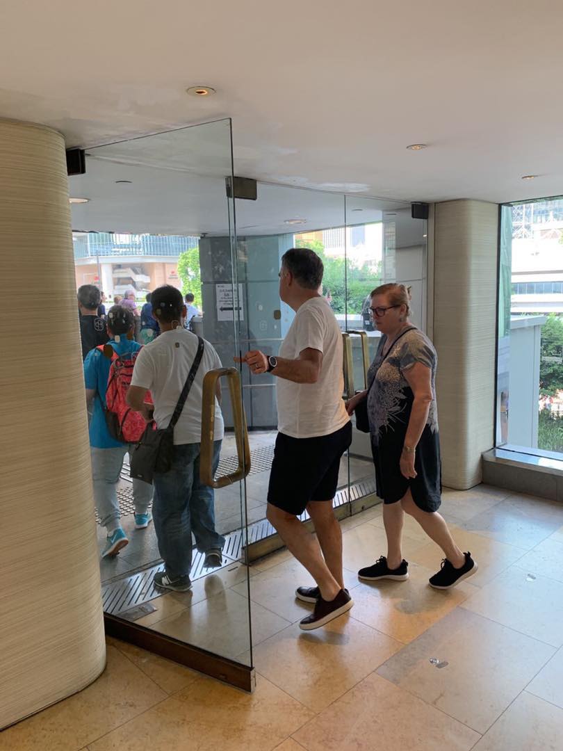 市民經法院道離開。網上圖片