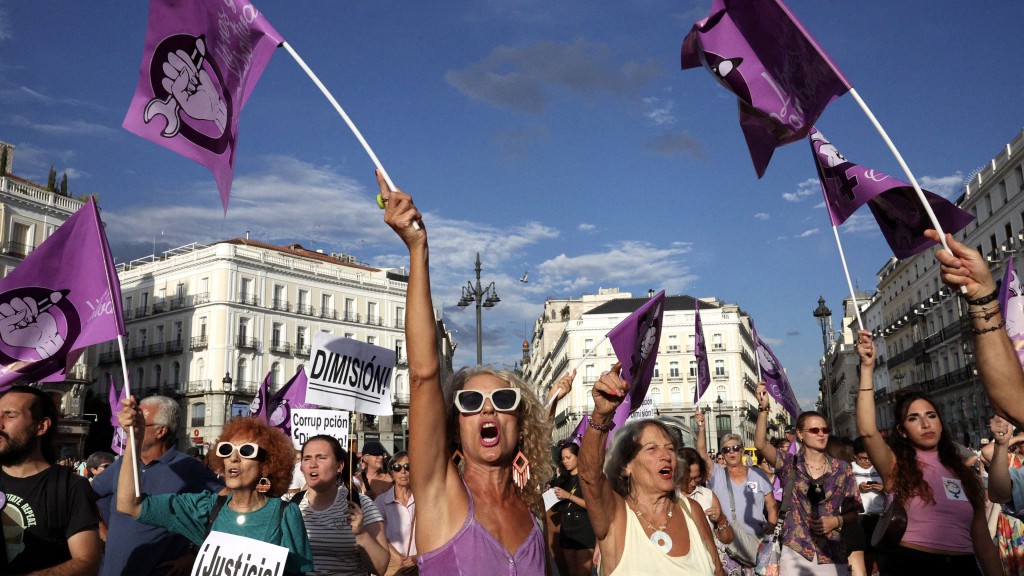 2023年9月1日，民众在马德里示威要求卢比亚利斯 （Luis Rubiales）辞大任足协主席。 路透社