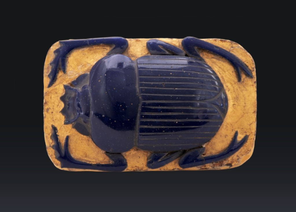 展品之一的聖中蟲護身符。 展品之一的聖中蟲護身符。