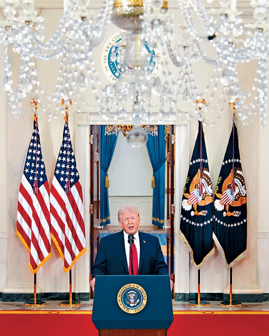 美國總統特朗普上周四就伊朗戰事發表全國講話時，右側擺放了美國國旗，左側則擺放總統旗。