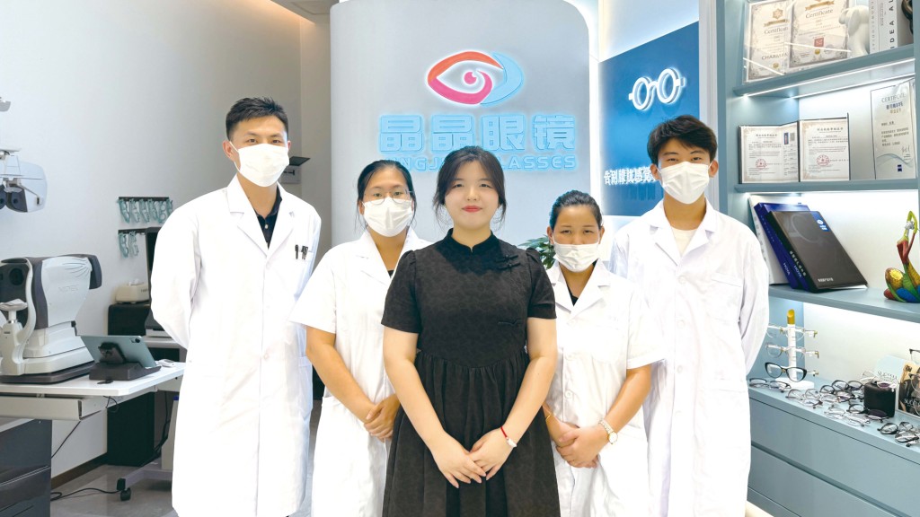 圖為老闆晶晶(中)、顥哥(左一)、店長小滿(右二)。