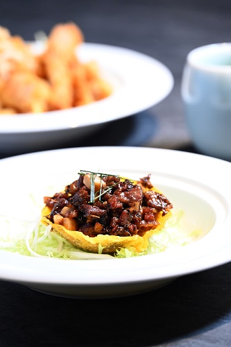 黃金鴿盞（廚師發辦主菜）傳統粵式手工菜，刀工細緻講究，乳鴿、沙葛、馬蹄及冬菇等食材，大小一致。