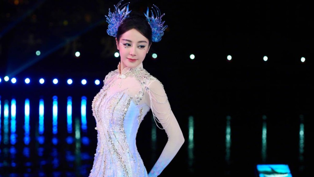 迪麗熱巴傳受中東戰火影響，在杜拜滯留3日，要缺席巴黎的活動。微博