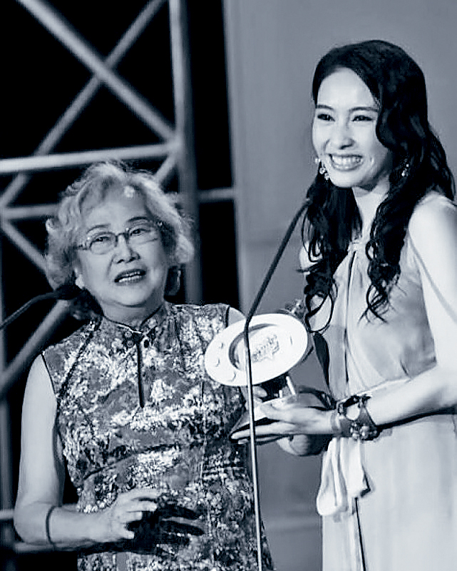 黎姿在社交网分享昔日合照悼念姑妈黎宣。