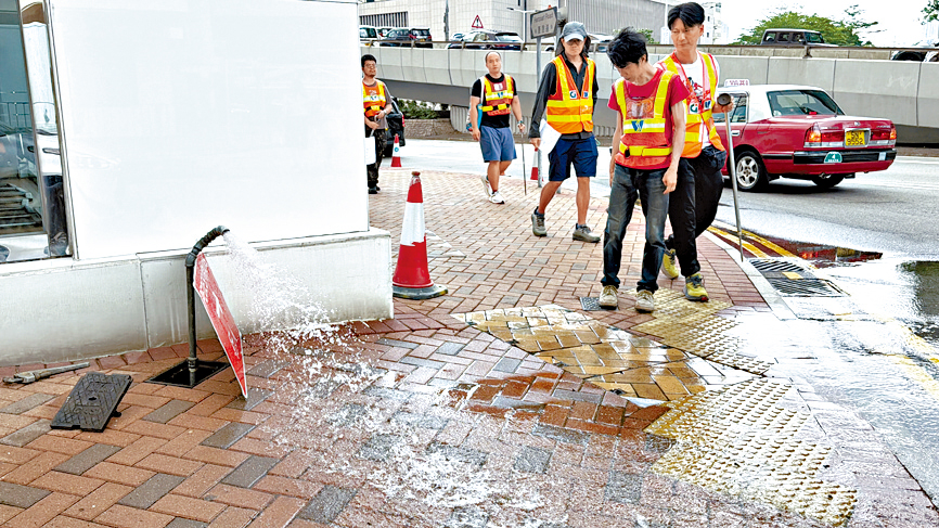 水务署联同煤气公司调查后，确认金钟一幢大厦的内部供水管出现渗漏，导致煤气管道入水。