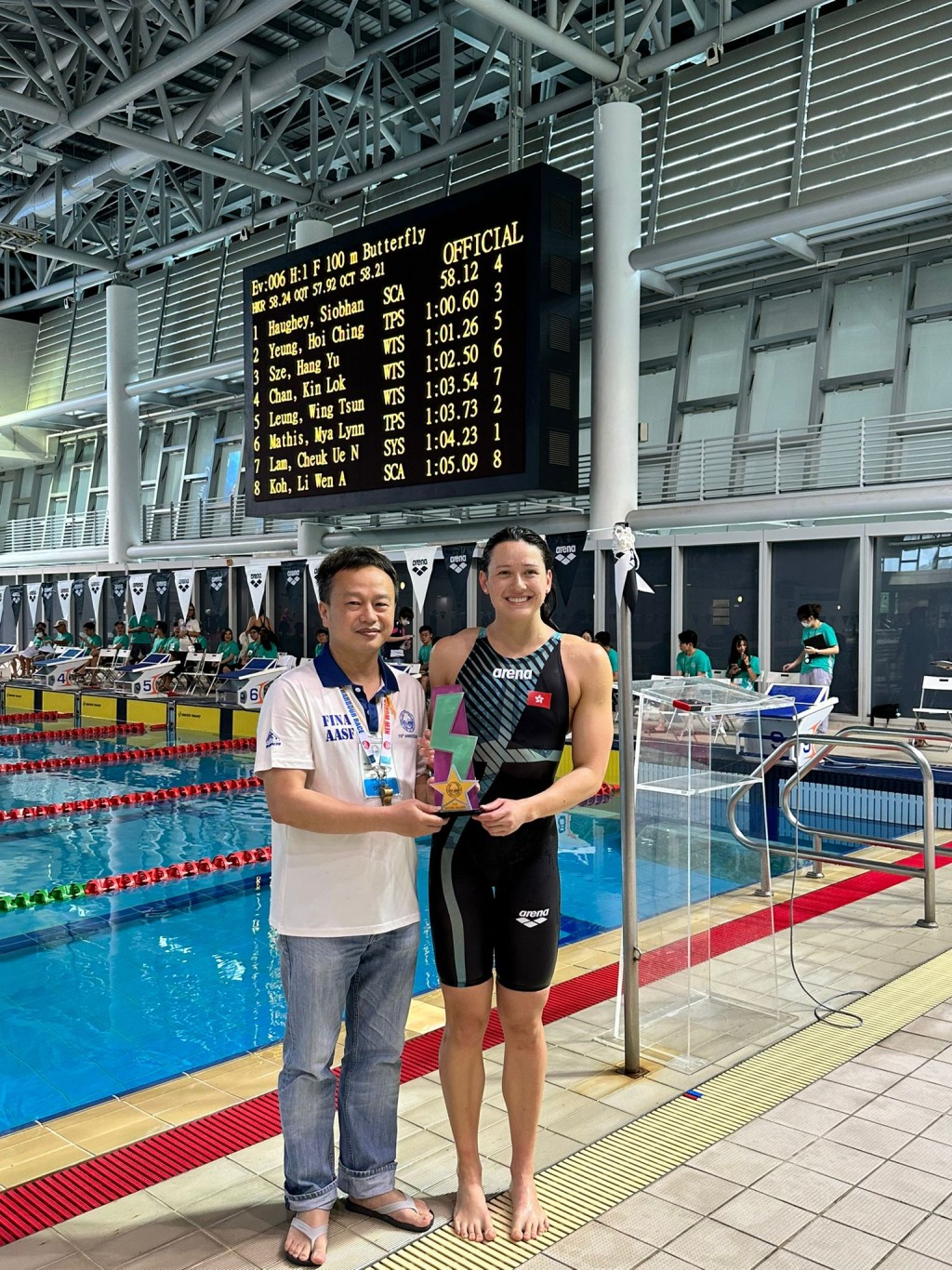 何詩蓓(右)達奧運A標，取得第3張巴黎奧運入場券。中國香港游泳總會圖片