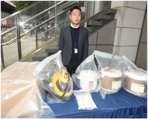 高級督察何潤賢展示檢獲的毒品。徐裕民攝