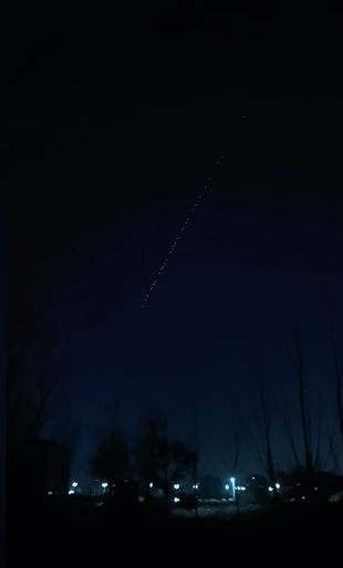 河南6日晚，多地民众在夜空中发现神秘光串。抖音