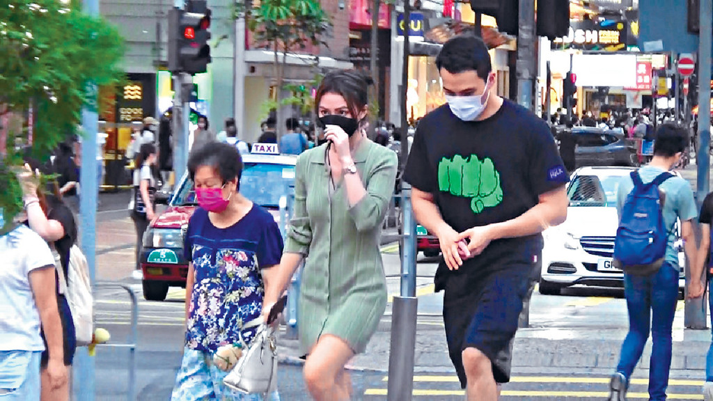 低調耷頭■步入維園前，猷啟仍不時頭耷耷、玩手指，好似扮晒唔識身旁女伴咁。