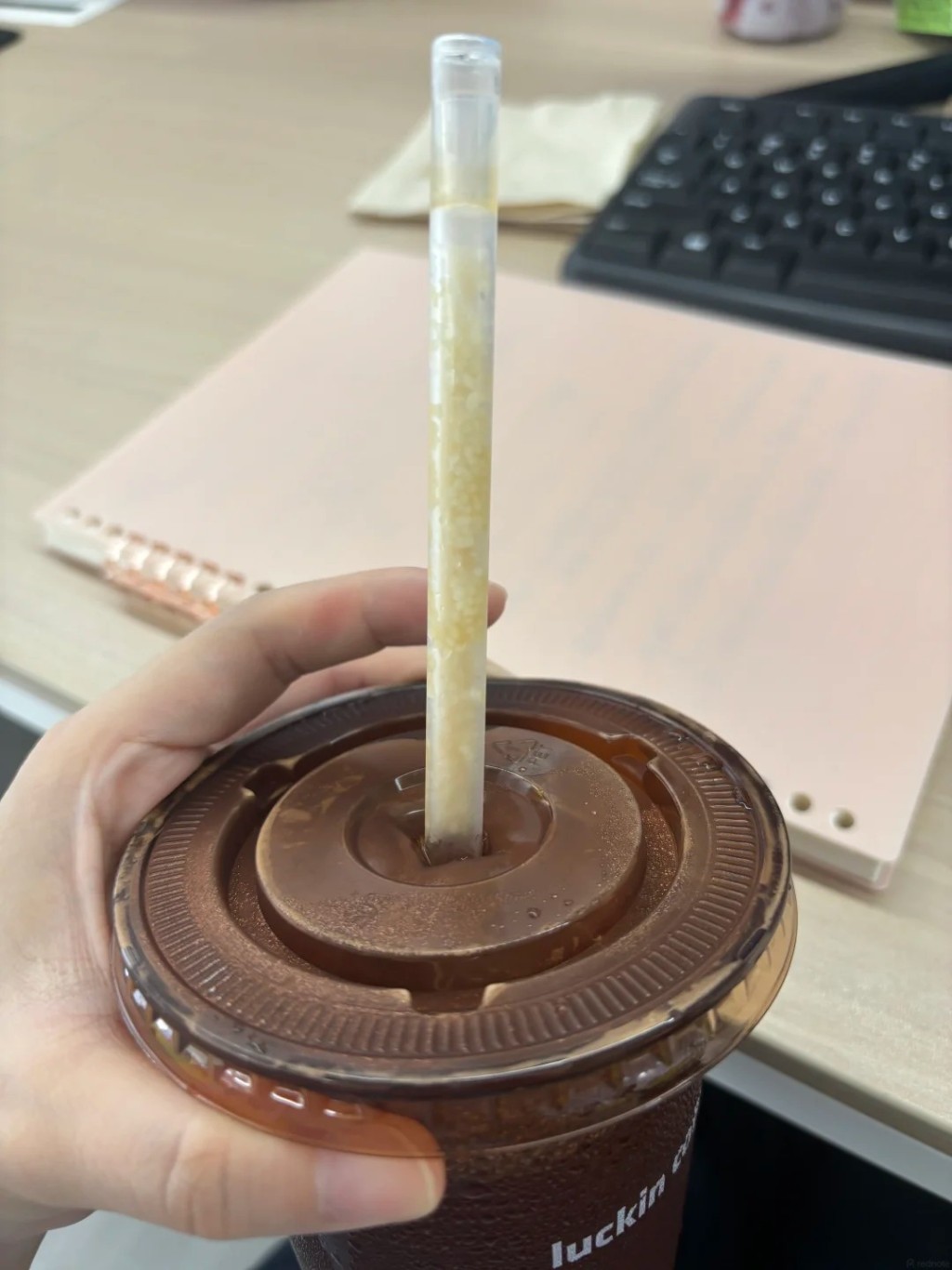 瑞幸推出的“百亿活菌饮筒”热爆全网卖断市。小红书