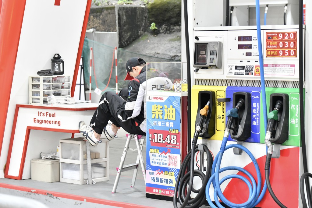 中東局勢令本港油價急升，有意見倡重新引入較便宜的95汽油。