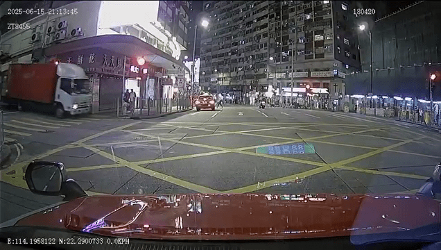 當時貨車懷疑失控,由長康街斜路直衝英皇道。FB:馬路的事 (即時交通資訊台) 當時貨車懷疑失控,由長康街斜路直衝英皇道。FB:馬路的事 (即時交通資訊台)