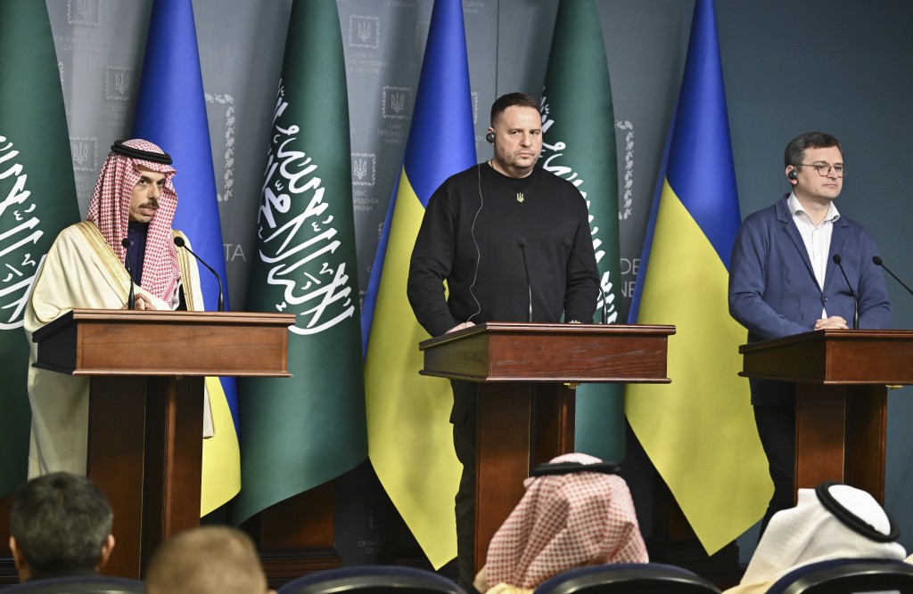 沙特阿拉伯王国外交大臣费萨尔（左）、乌克兰总统办公室主任叶尔马克（中）和乌克兰外交部长库勒巴（右）出席在基辅举行的联合新闻发布会。路透