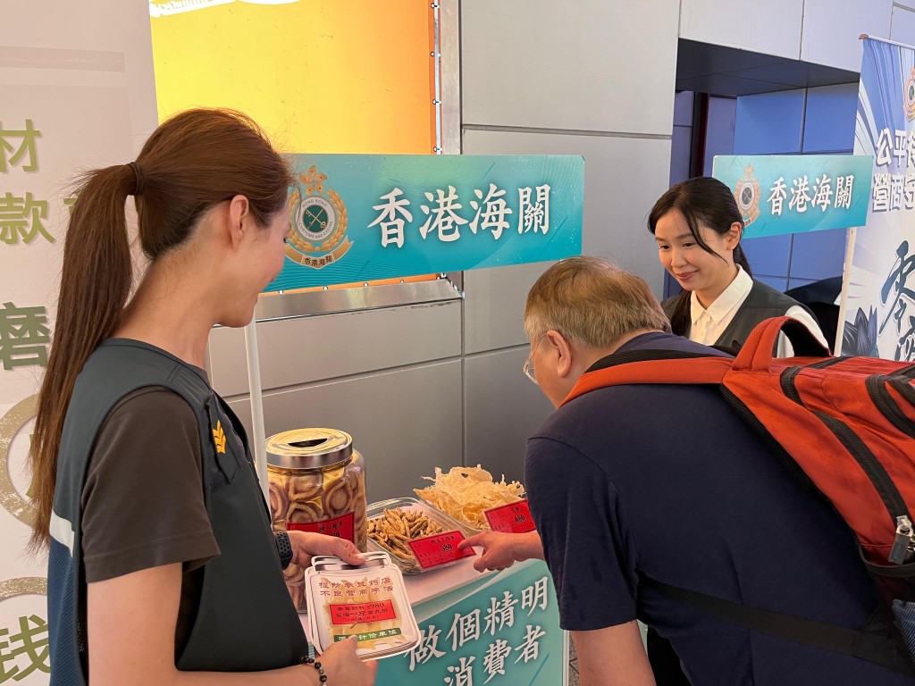 海關人員在銅鑼灣宣傳教育。 海關人員在銅鑼灣宣傳教育。
