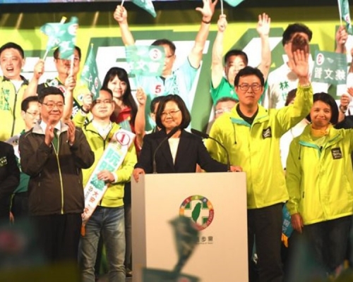 台灣蔡英文總統兼民進黨主席(中)為民進黨籍台北市長候選人姚文智(右2)站台。網圖