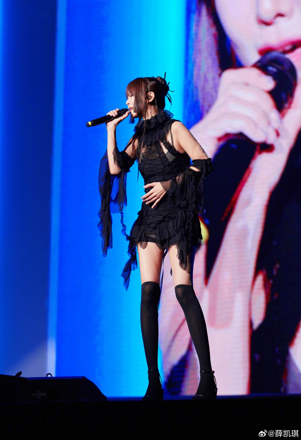 薛凱琪在張碧晨演唱會做嘉賓，身形非常瘦削。