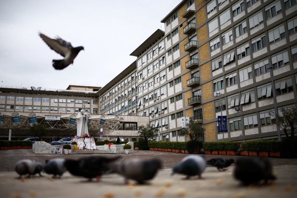 教宗在罗马的吉梅利医院留医约5星期。路透社