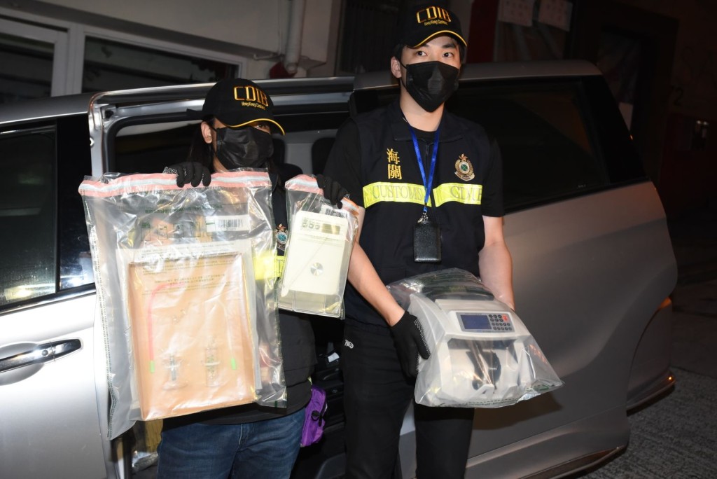 海關搗破中環一個毒品分銷及包裝中心,兩名男子被捕。