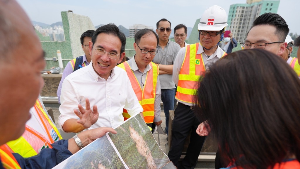 發展局副局長林智文、民建聯立法會議員梁熙、土木工程拓展署、路政署及房屋署等部門代表今天(10月4日)到筲箕灣耀東邨視察。梁熙FB圖片