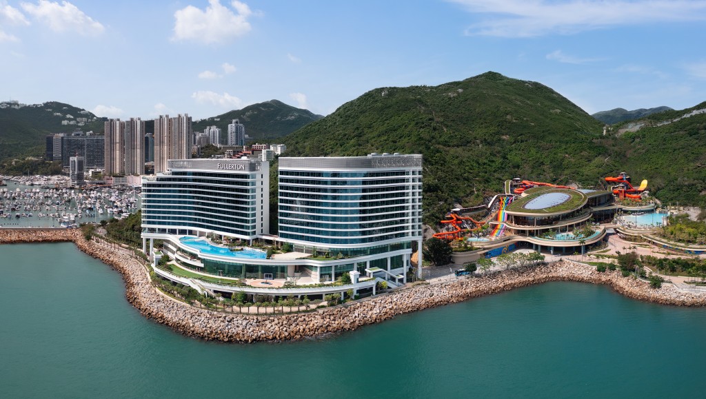 暑期实习生们乘坐商务舱，入住香港五星级富丽敦海洋公园酒店，参加夏令营。