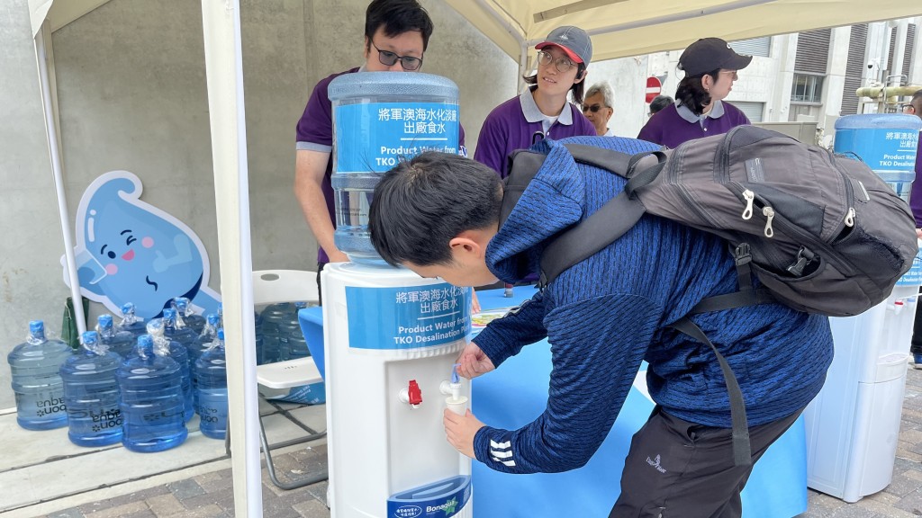 市民在參觀了海水化淡廠內的逆滲透淨化大樓、溶氣浮選過濾池及行政大樓等重要設施後，即場試飲由該廠出產的食水。政府新聞處