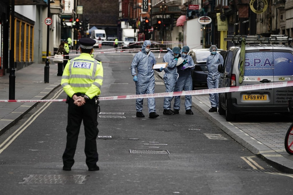 倫敦發生襲擊案件，鑑證人員到場調查。AP圖片