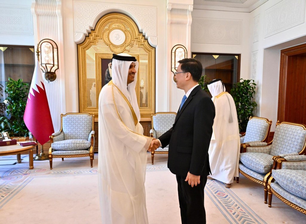 李家超與卡塔爾首相兼外交大臣HE Sheikh Mohammed bin Abdulrahman Al Thani會面,邀請卡塔爾探索利用香港作為國際金融中心和國際創科中心的優勢,發掘投資和商業機遇。李家超fb 李家超與卡塔爾首相兼外交大臣HE Sheikh Mohammed bin Abdulrahman Al Thani會面,邀請卡塔爾探索利用香港作為國際金融中心和國際創科中心的優勢,發掘投資和商業機遇。李家超fb