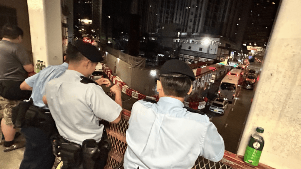 警方亦在地盤附近，包括行人天橋等位置佈置人手，全方位監察情況。蔡楚輝攝