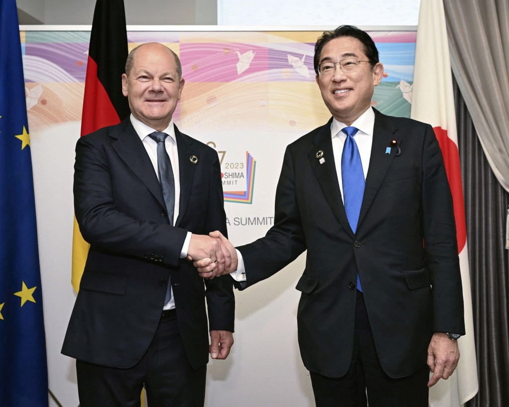 德国总理朔尔茨在七国集团领导人峰会期间与日本首相岸田文雄举行双边会晤。reuters