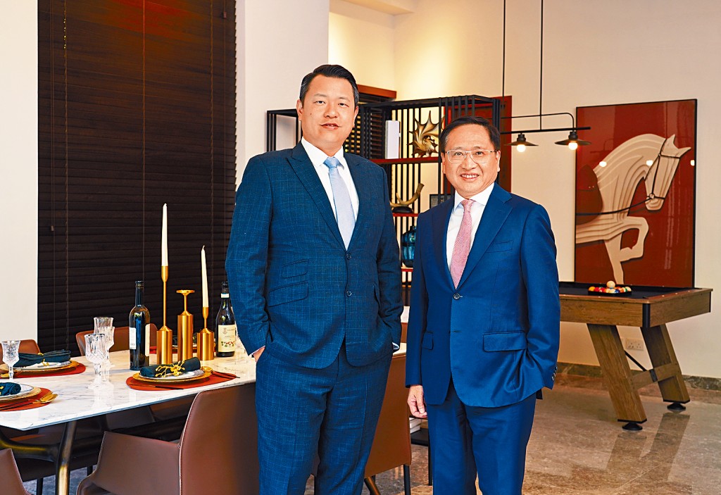 遠展方文昌（右）預期，樓市反彈只是剛開始，明年樓價料升5%至10%。旁為陳富強。