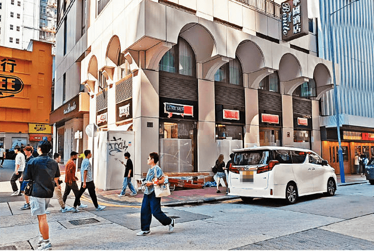金馬倫道7至7B號華國酒店地下A及B號舖及1樓,面積合共約4,600方呎,早前以每月約50萬租出,平均每呎約109元,租客LUXE MONTRE(尊時匯)。 金馬倫道7至7B號華國酒店地下A及B號舖及1樓,面積合共約4,600方呎,早前以每月約50萬租出,平均每呎約109元,租客LUXE MONTRE(尊時匯)。