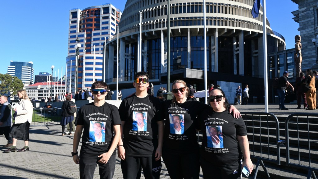 维权人士在纽西兰国会外，等待皇家委员会发表关于儿童受虐的报告。 路透社