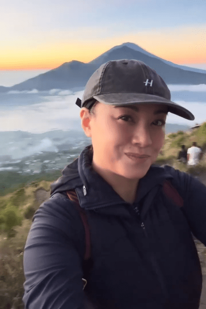 廖碧兒春風滿面眉開眼笑。